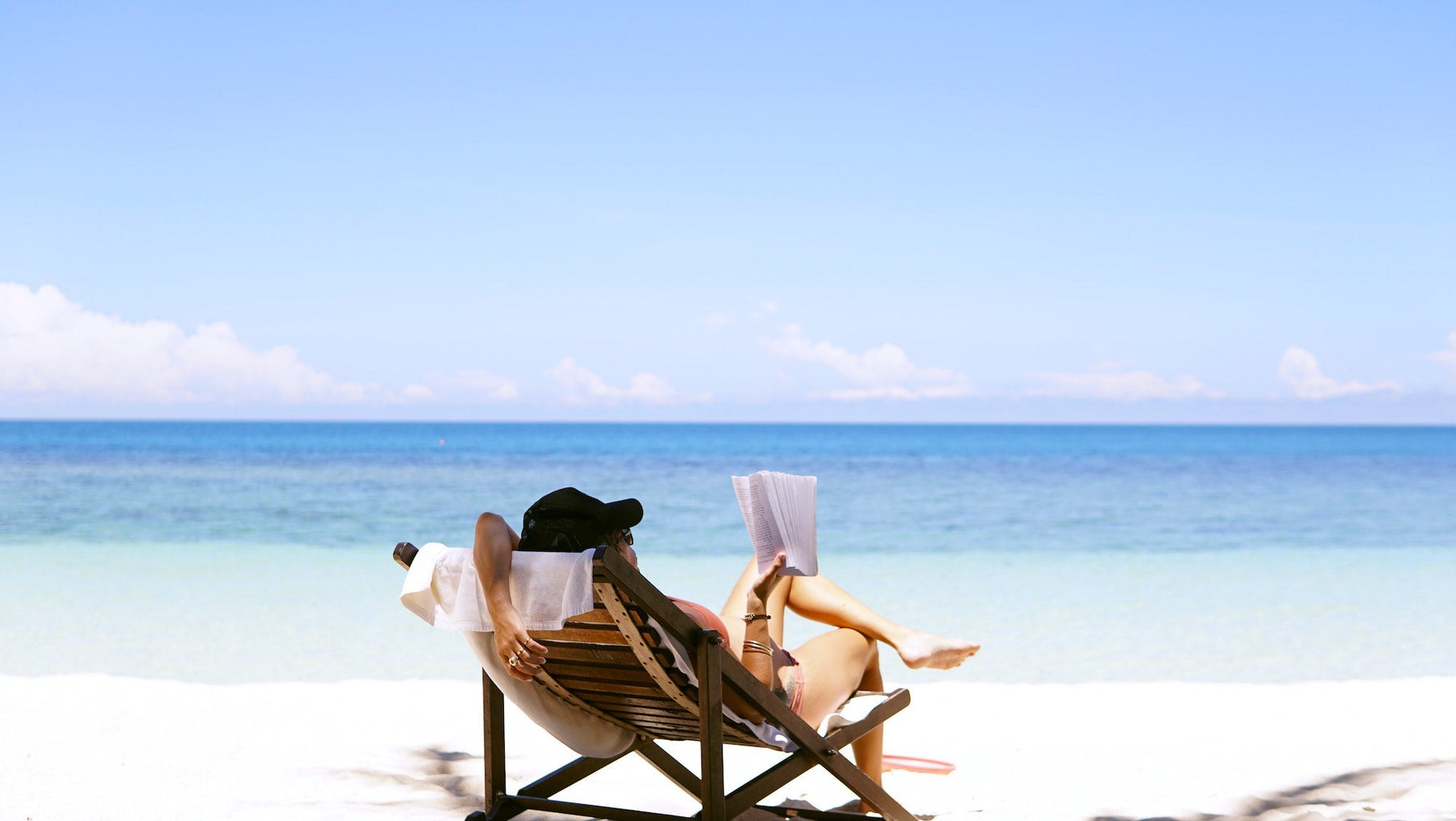 How To Enjoy Reading On The Beach - Antsy Labs